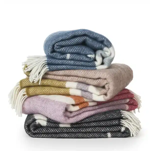 Klippan - Gotland Blanket - Cerise - Image 2